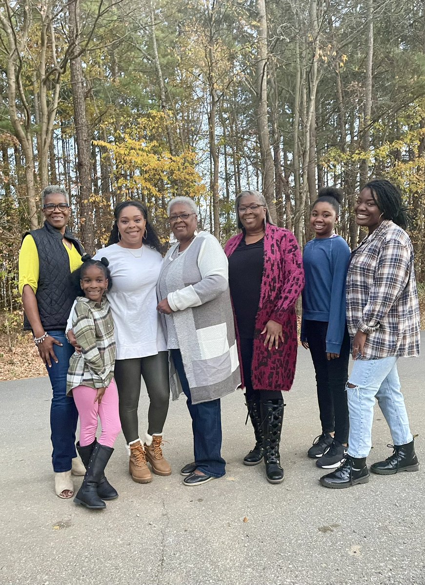 AnyeaGibson's tweet photo. Happy Thanksgiving from my family to yours! https://t.co/YvOsymNjlN