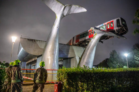 Metro kit. Поезд в Роттердаме на хвосте кита. Поезд в Нидерландах скульптура спасла. Арт объект кит. Кит скульптура.