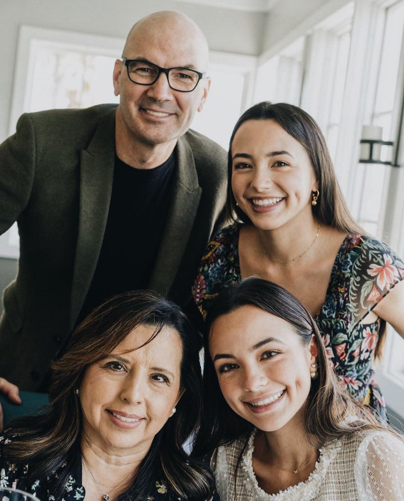 lolmerrell's tweet photo. what a beautiful family 💛 happy thanksgiving to you all!! https://t.co/6yNAvOFIRv