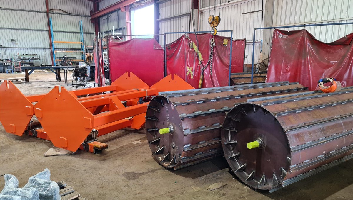 Just finishing off these rollers for the back of the next WA bound rig.

1m diameter, operated by 4 hydraulic cylinders.
We think they are the best rollers available and compliment our deep rippers very well