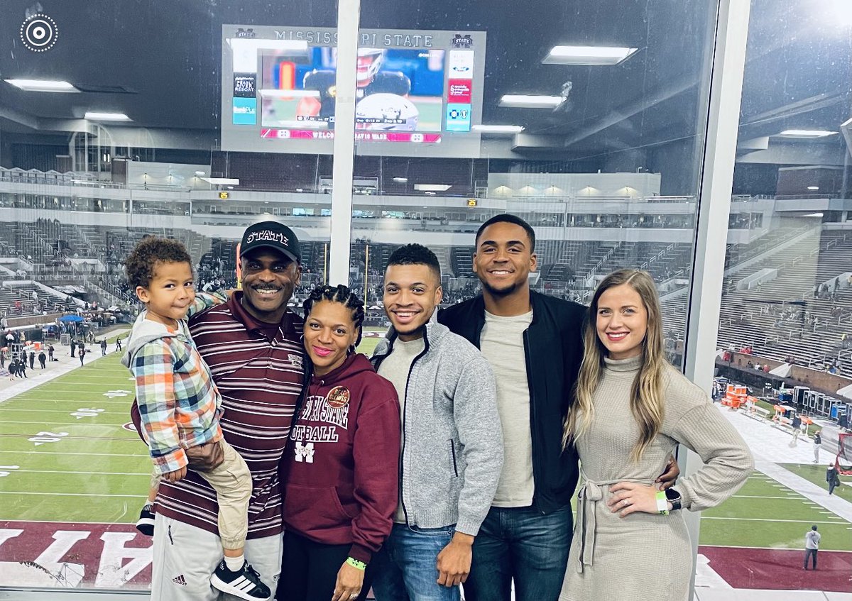 Aun_One's tweet photo. Happy Thanksgiving!!!🦃 
#HailState #BeatOleMiss https://t.co/cyX6zwqkRC