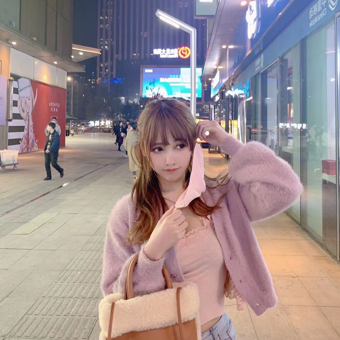 fanchedeGong's tweet photo. 冬天就要边逛街边吃东西呀 冷飕飕❄️ https://t.co/dYiJCTyZVA