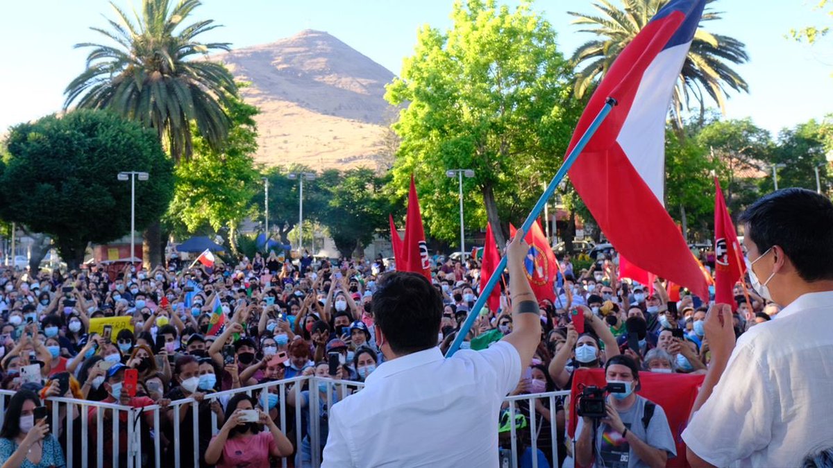 GabrielBoric's tweet photo. Hoy estuvimos en Renca con vecinos de la comuna y queremos dejar en claro que en nuestro Gobierno trabajaremos por subsidios para todas las mujeres y aumentaremos la jubilación. 
También agradecemos la invitación del alcalde Claudio Castro, electo por una impresionante mayoría. https://t.co/dfYTjGSfog