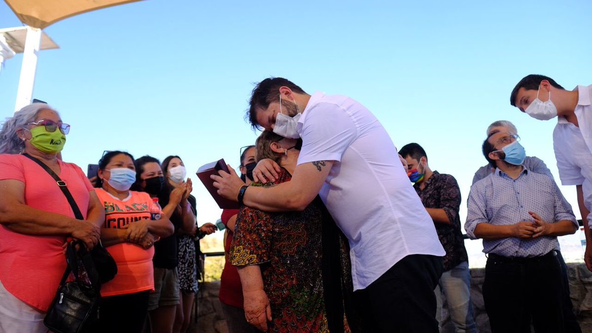 GabrielBoric's tweet photo. Hoy estuvimos en Renca con vecinos de la comuna y queremos dejar en claro que en nuestro Gobierno trabajaremos por subsidios para todas las mujeres y aumentaremos la jubilación. 
También agradecemos la invitación del alcalde Claudio Castro, electo por una impresionante mayoría. https://t.co/dfYTjGSfog