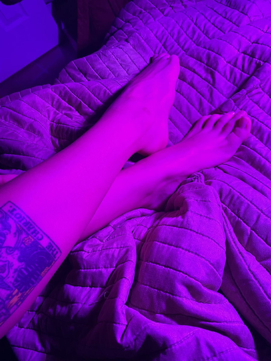 666GothPug's tweet photo. just ur favorite little dom goblin🕸🧟‍♀️ #findom #smokingfetish #feetdom #femdom #brattydomme #finsub #curlyhairfetish #tattooedboo #onlyfansbaby #walletsub https://t.co/jMV5blszgS