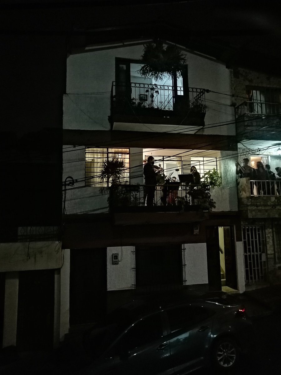 CheliMelisa's tweet photo. La serenata inversa @Filarmed desde el balcón de la casa de don León Vargas en Aranjuez, con 10 piezas musicales escogidas por este carpintero y melómano de 94 años. Un proyecto de @MuseoPedroNel en #ElPoderDeLaCultura @Comfama https://t.co/IGB6mP0tc4