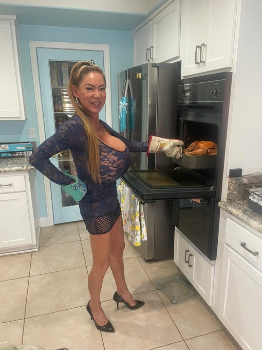 Yes. I love to cook. https://t.co/NvHQEPbfMm<a href="/tag/hugeclit"class="tags"><span>#hugeclit</span></a>