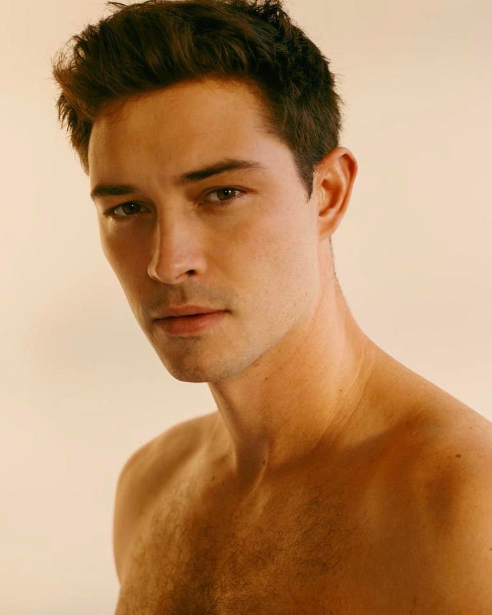 Hrus65351570's tweet photo. Chico Lachowski ages like a fine wine... So fucking gorgeous... #chicolachowski https://t.co/3Ck6TVAFKn