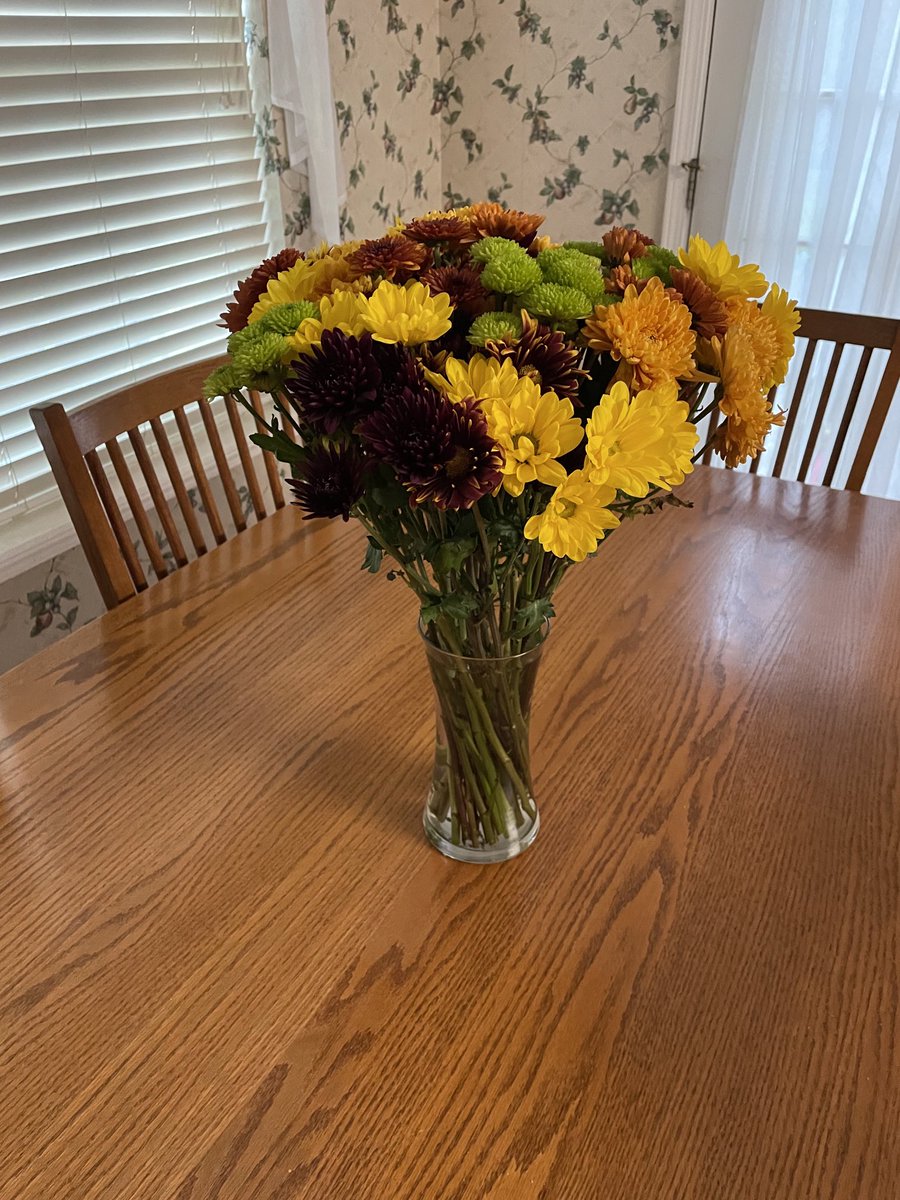 GTravelsteadD70's tweet photo. Thank you for the beautiful Thanksgiving flowers Burton’s!!! I was so surprised to see the Burton family take time out of their family day to bring flowers to my door and family. I am beyond grateful and blessed! https://t.co/B4EF4ZpYaj