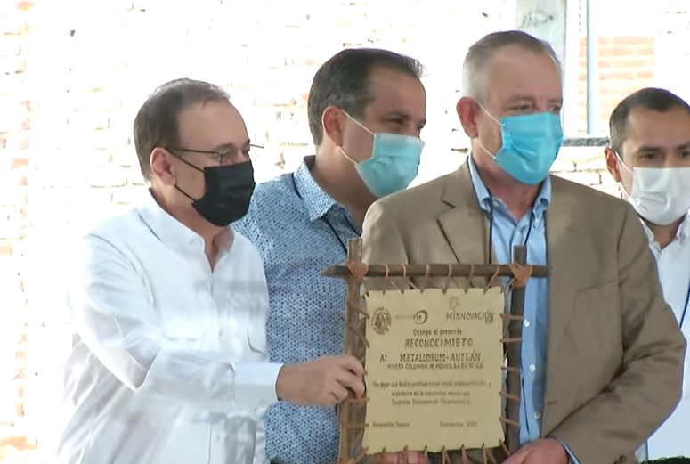 Outletminero's tweet photo. 👷🏻♂️ | Socialmente responsable: Empresa #Autlán #Metallorum, quien por doce años consecutivos a logrado el distintivo, recibe Roberto Rivero, Director de Vinculación. 👏🏻 https://t.co/1wipLThhSb