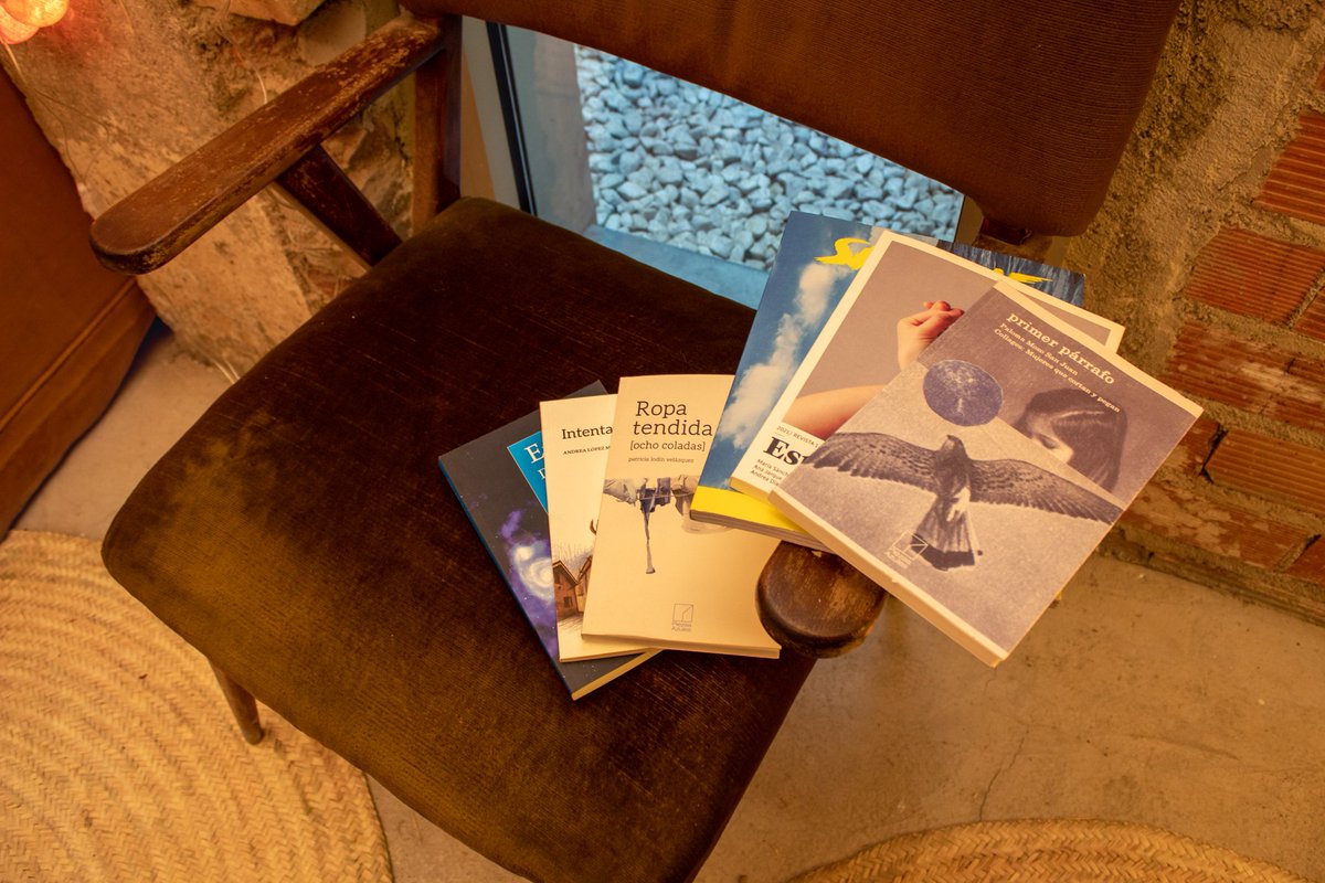 libreranta's tweet photo. Laura Navarro nos ha mandado esta foto desde @InusualLibreria para participar en el #ConcursoLibrerantes. Gente bonita con libros bonitos en librerías bonitas, ¡como a nosotras nos gusta! 🥰 Si queréis que gane el lote de 15 libros, solo tenéis que interactuar con este tuit. https://t.co/OHzMWs7ywy