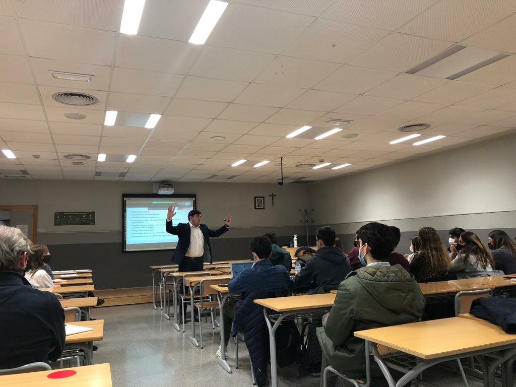 efspjlv's tweet photo. 👍🏻 Hay ponentes como Nacho Grande, director de Cáritas Valencia, que un día estuvieron sentados ahí donde hoy están sentados nuestros alumnos de la XIII promoción del curso de Liderazgo. 

🗣️ Hoy en nuestra aula hablamos de "Modos de servir y cambiar la sociedad". https://t.co/9KWqfm4Jow