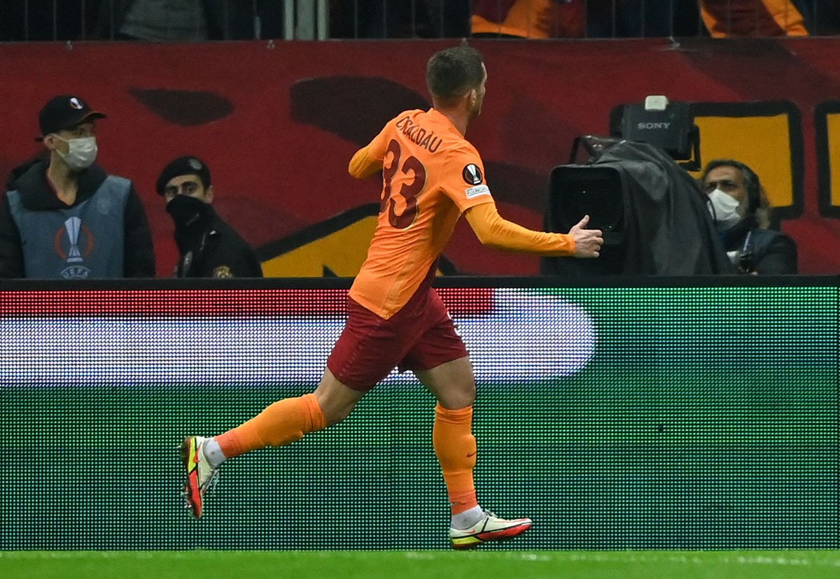UEFAcom_de's tweet photo. ⚽-Festival in Istanbul! 🔥
📋 #GSvOM 90' Min - 4:2. 🔚
👉 Congrats, @GalatasaraySK! 🦁🎉

#UEL | @Galatasaray | #Galatasaray https://t.co/mtW7QI8fPd