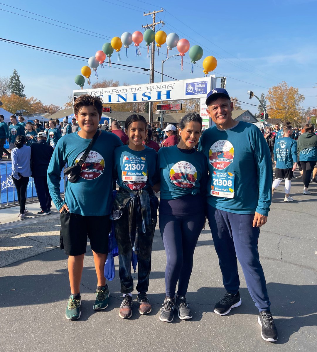 LupitaSCornejo's tweet photo. #LifeWithTheCornejos enjoying time in #Sacramento and running #FeedTheHungry #TurkeyTrott @rtfth #AllInForSacramento #RTFTH 
#LifeatATT @ATT 

@_Jose_Cornejo https://t.co/ZlPMomvzXj