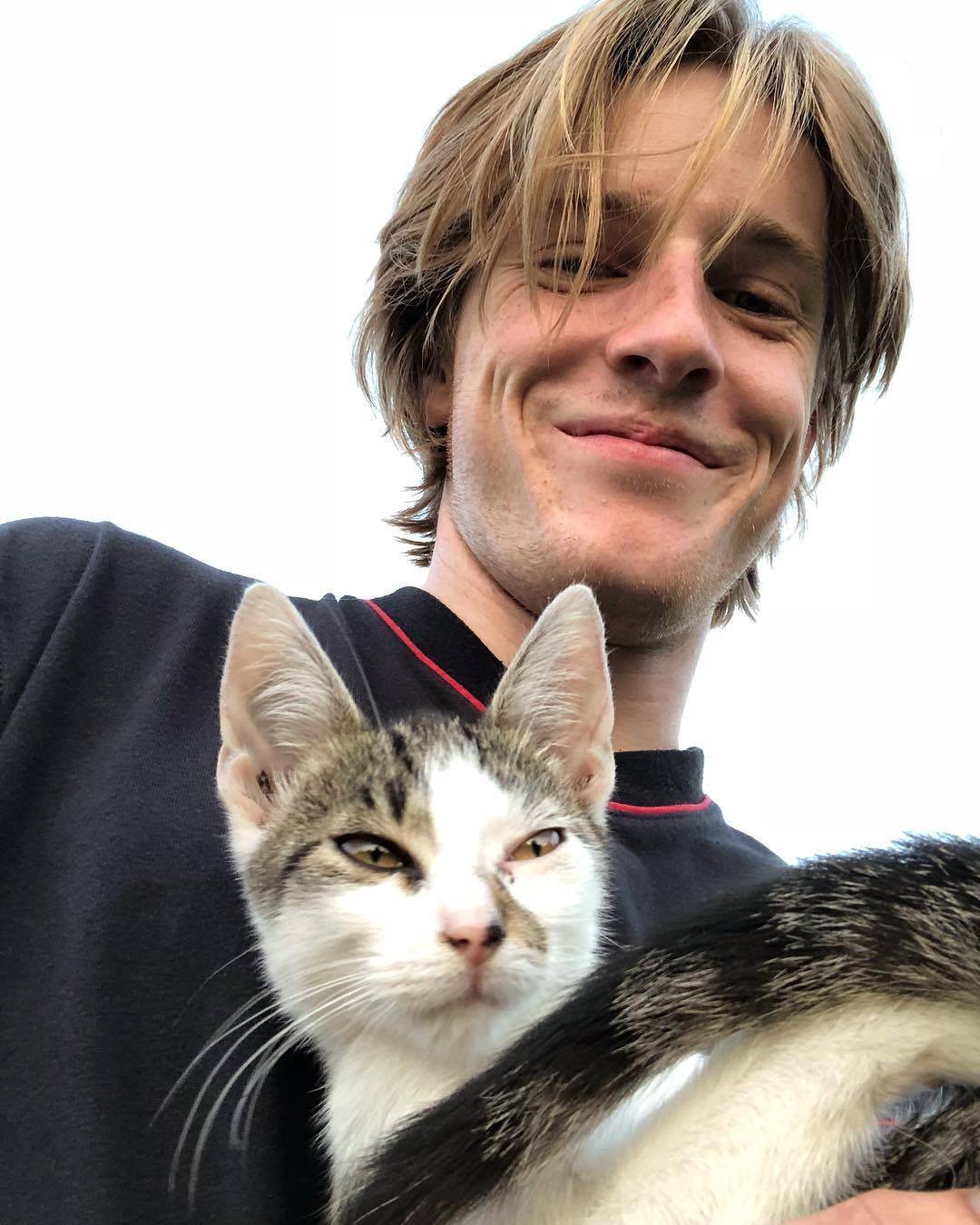 Louis Hofmann Source on X: 📷  Wanted to share these cute selfies Louis  Hofmann shared on his Instagram a while ago🥺🤍 Are you a dog or cat  person?  / X