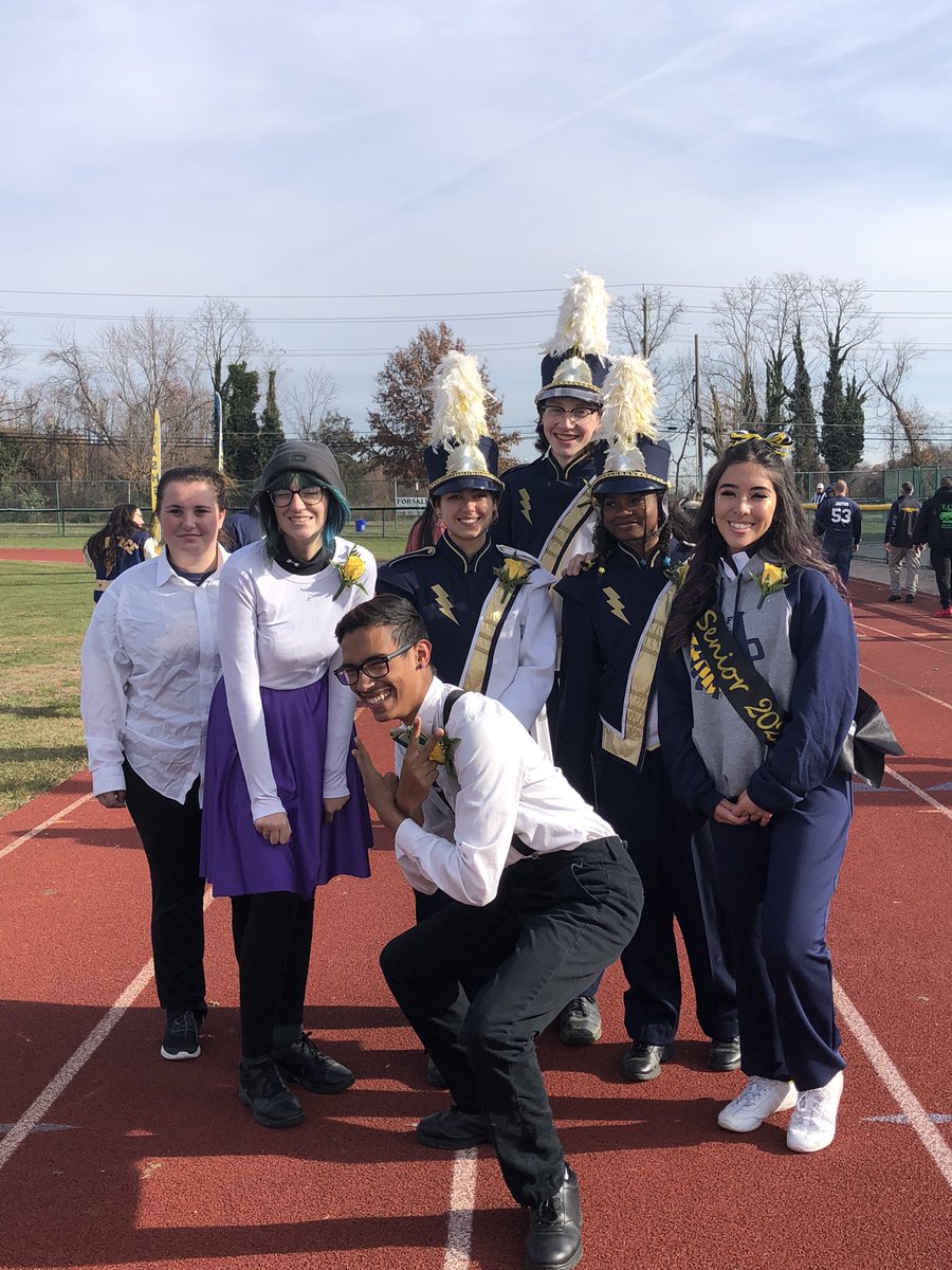 FTSD_MarchingFl's tweet photo. A phenomenal senior game to finish a phenomenal season! #marchingflashes #goflashes #flashespride https://t.co/ITxzp7bOjp