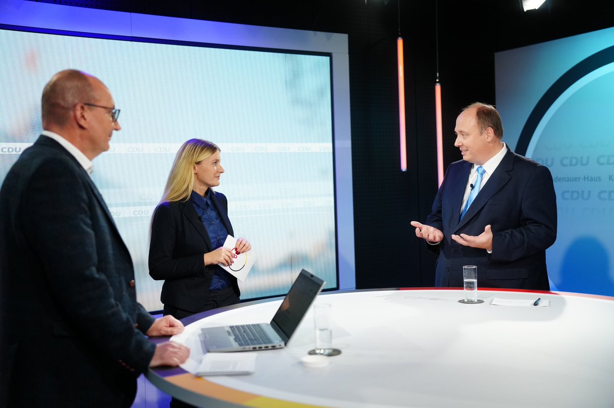 CDU's tweet photo. 3/3 ✅ Das war unser 3. #CDULive! @HBraun stellte sich den Fragen unserer Mitglieder & machte deutlich, wie er sich die #CDU unter seiner Führung vorstellt: "Ich will einen grundlegenden Neuanfang und mehr Lebendigkeit in der Partei!" #CDUVorsitz https://t.co/hjUzGAcgXP