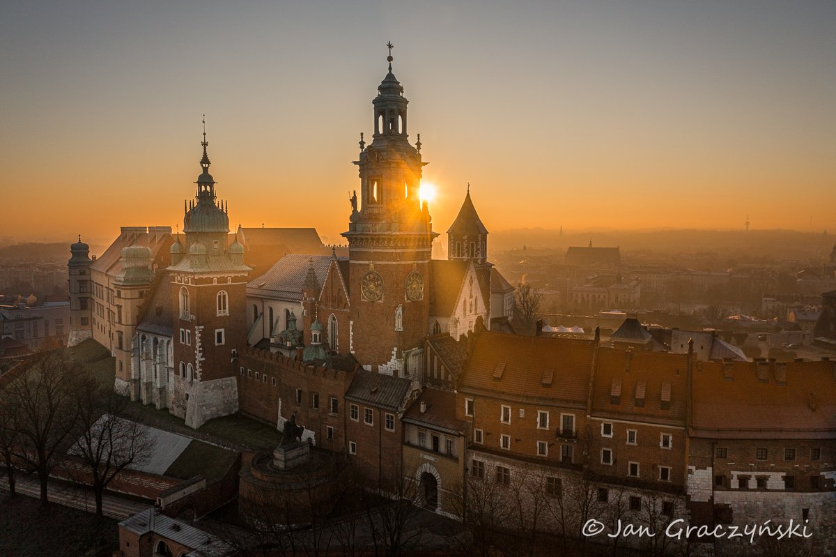 krakow_pl's tweet photo. Czegóż chcieć więcej?... #Krakow.skie piękno samo w sobie😍#Dobranoc 🛌
#Wawel #zachódsłońca #sunset 
Fot. @JanGraczynski https://t.co/9H9oxrrxNU