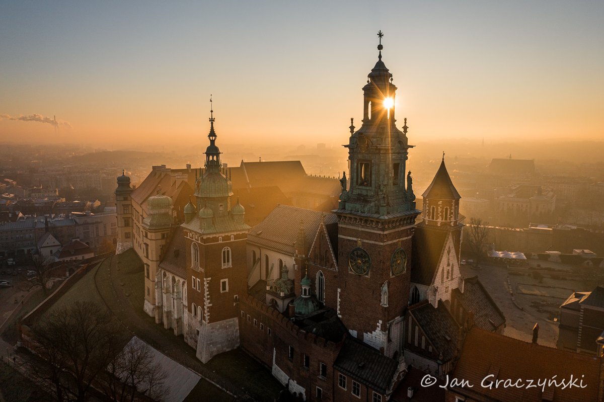 krakow_pl's tweet photo. Czegóż chcieć więcej?... #Krakow.skie piękno samo w sobie😍#Dobranoc 🛌
#Wawel #zachódsłońca #sunset 
Fot. @JanGraczynski https://t.co/9H9oxrrxNU