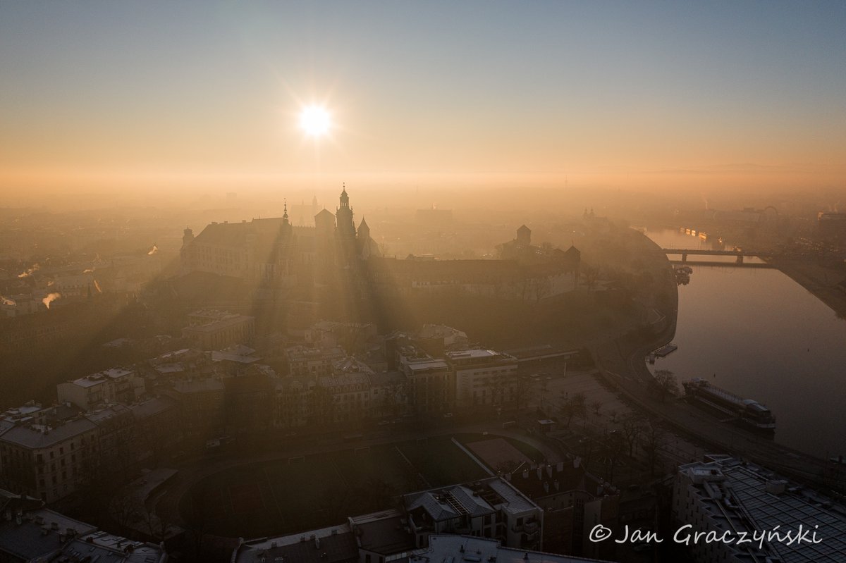 krakow_pl's tweet photo. Czegóż chcieć więcej?... #Krakow.skie piękno samo w sobie😍#Dobranoc 🛌
#Wawel #zachódsłońca #sunset 
Fot. @JanGraczynski https://t.co/9H9oxrrxNU