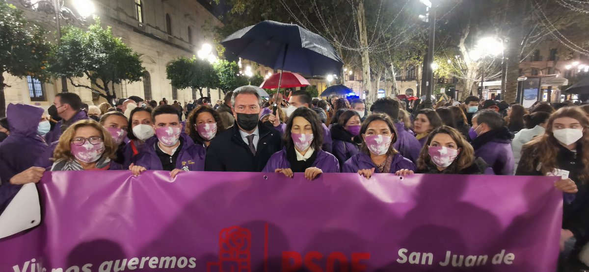 psoe_sja's tweet photo. Un año más @psoe_sja y @JSAznalfarache estamos en el #DiaContralaViolenciadeGenero reivindicando que "vivas nos queremos" junto a nuestro Secretario General del @psoeandalucia, @_JuanEspadas y con nuestro Secretario General del @psoedesevilla, #JavierFernández https://t.co/btPF5dO9kJ