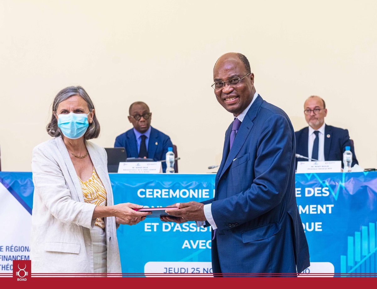 BOAD_official's tweet photo. Signature✍️de convention entre @Proparco et la @CRRH_UEMOA au siège de la @boad_official pour la promotion du #financement de logement abordable en faveur des ménages à revenus modestes dans la zone UEMOA #mobilisationdesressources #financementimmobilier #developpementdurable https://t.co/UeGxvsgOPb