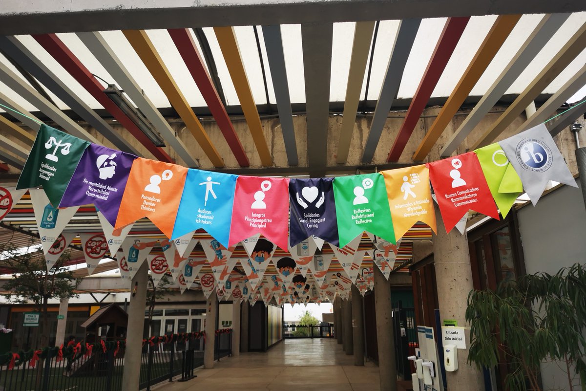 AlemaniaenCL's tweet photo. Sabían que hay más de 25 colegios en 🇨🇱 que enseñan alemán?
El Embajador #Hellbach y la Encargada de Asuntos Culturales visitaron al más joven, el Colegio Alemán #Chicureo. Junto con intercambiar ideas, se fortalecieron vínculos de trabajo con la Embajada.
Gracias por recibirnos! https://t.co/vDFYMiFADC