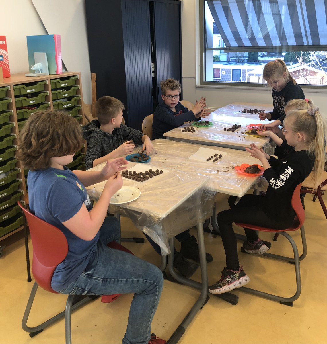 cbsdevaart's tweet image. Vanmiddag hebben alle kinderen pepernoten gebakken. Groep 7/8 begeleidde de andere groepen.

Naast het pepernoten bakken hebben de kinderen ook nog andere creatieve sintactiviteiten gedaan in hun eigen klas. 

Al met al was het een drukke, maar gezellige middag!