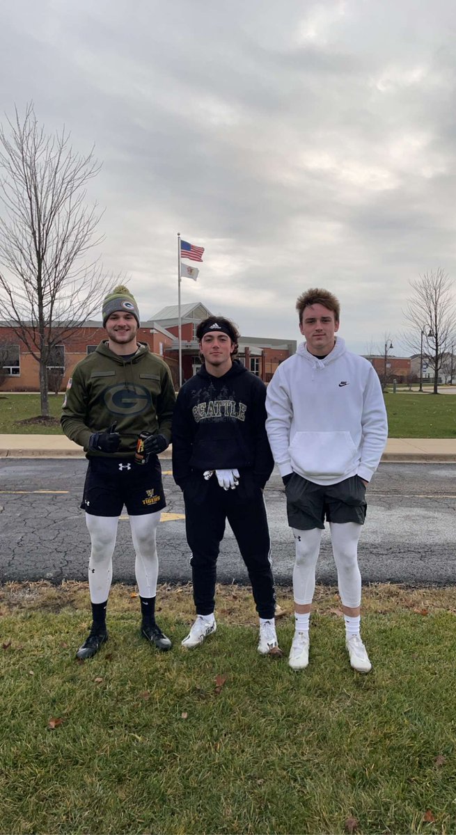JZilinger's tweet photo. Called it 🏆 
@mattlindley1 @rothbart_tyler
 #turkeybowlchamps
#undefeated 
#welldoitagainnextyear https://t.co/A4XogfZOrp