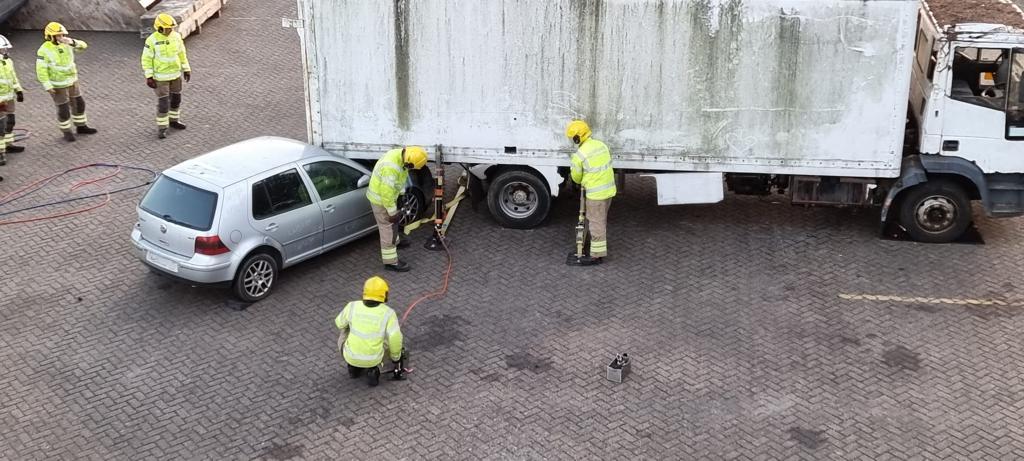 HIWFRS_LandD's tweet photo. Here are some shots of today's #HeavyRescueCourse with @Cosham23 #Airbags #LiftingPlan #refreshingskills #learningnewskills https://t.co/It2pVV1b9r