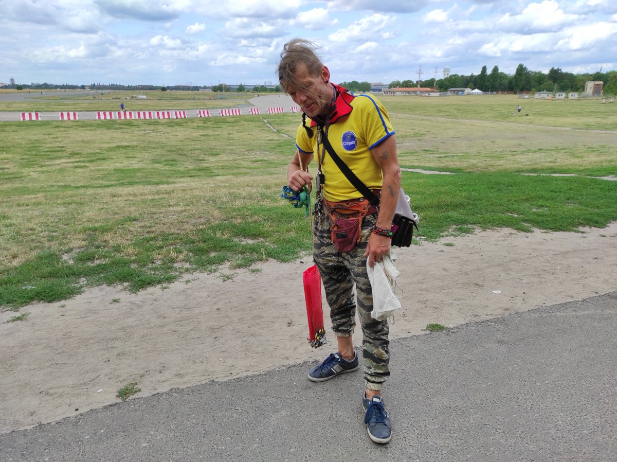 DidiDohle's tweet photo. Hatte ich die schon gepostet, weil es gibt ja nix auf dem Tempelhofer Feld zu sehen. 
Nur ganz dumme Menschen reden von Brache, ich nenne jetzt keine Namen. 
#ThrowbackThF #tempelhoferfeld
#ThrowbackThursday #thfbleibt #Randhalten https://t.co/0qZnVhR1gI