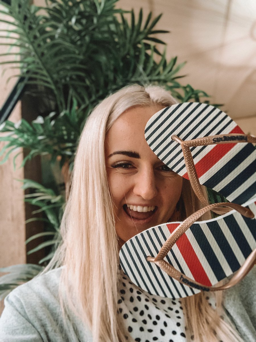 vicsouts's tweet photo. I’m ready to live my best life with Havaianas 🌴🩴 These beauts give me all sorts of summer vac vibes ☀️⚡️I can’t be the only one that thinks of a Mozam Holiday when I wear my Havaianas 🌈 Living it up on the beach  🏖 

#thehavaianaslife @SA_Havaianas_SA https://t.co/lF41H02rsW