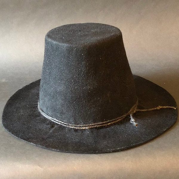 Шляпа 17 века. Шляпа треуголка 17 века. Войлочная шляпа 17 век. Шляпа Пилигрима. Широкополая шляпа 17 век.