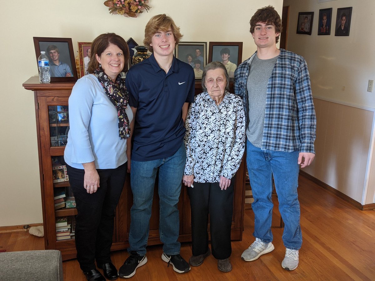slindsey778's tweet photo. Thanksgiving at Ma Ma's.  Waylon came to but didn't make the picture. https://t.co/eHZXVY2Ftr
