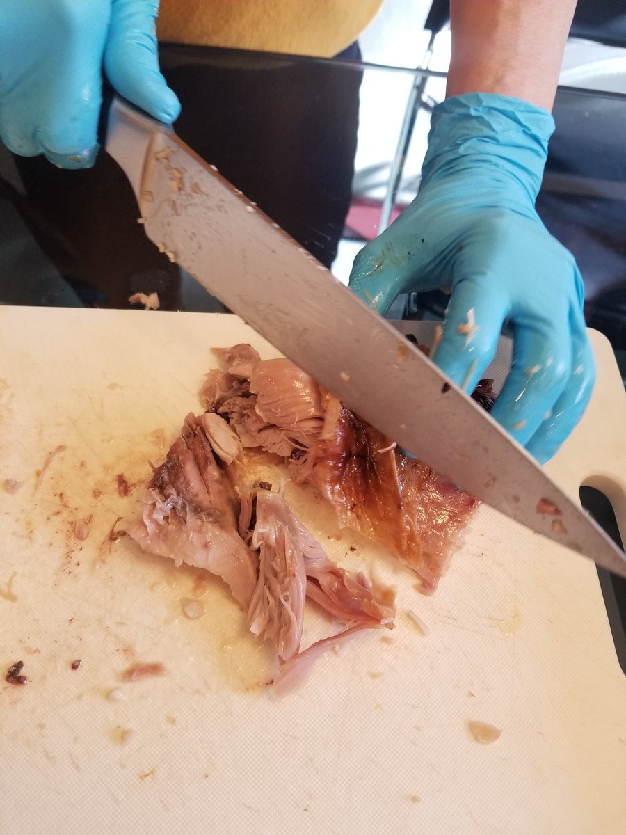 YLYFLR's tweet photo. @ANTHFood prepping some of the food that we do have. there seems to be a generational divide in terms of prepping - me and my brother are the youngest of the grandchildren and are helping my aunts out while the older cousins are mingling / playing with their kids https://t.co/YPvglyhWYi