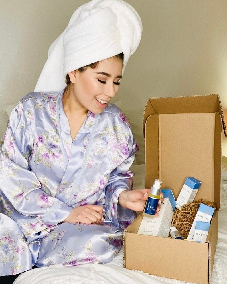 hempathyliving's tweet photo. The perfect #holidaygift for all of the eco-conscious skincare lovers in your world!

📸: @gloriapinm

#skincareproducts #skincaretips101 #skincaretipsandtricks #selfcaretips #skincarebloggers #healthyskincare #selfcaredaily https://t.co/B7FBLCGXtd