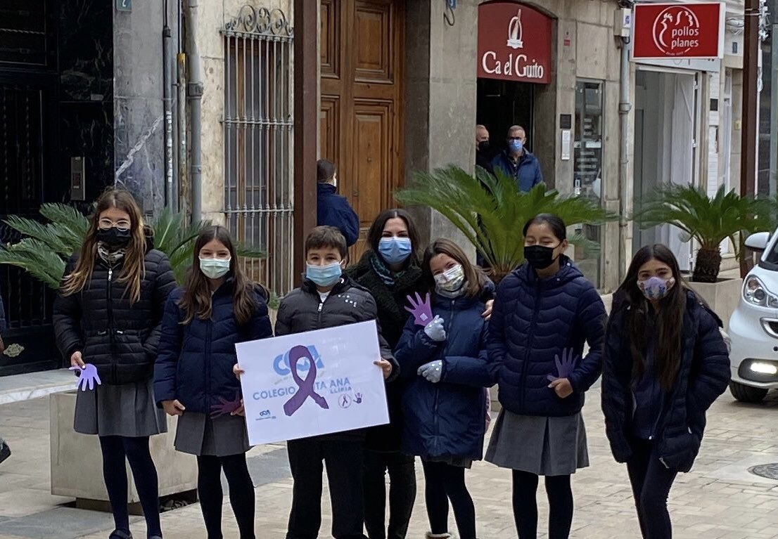 Csamisancer's tweet photo. Hui 25N 🚺 una representació de l’alumnat de 6é de Primària es suma a la marxa-concentració pel Dia Internacional contra la violència de Gènere. SOM IGUALTAT @csamerce https://t.co/x3RijdWofX