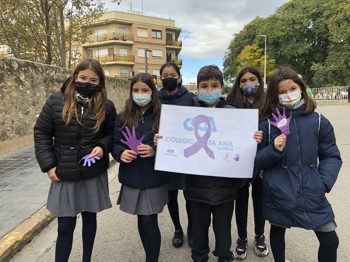 Csamisancer's tweet photo. Hui 25N 🚺 una representació de l’alumnat de 6é de Primària es suma a la marxa-concentració pel Dia Internacional contra la violència de Gènere. SOM IGUALTAT @csamerce https://t.co/x3RijdWofX