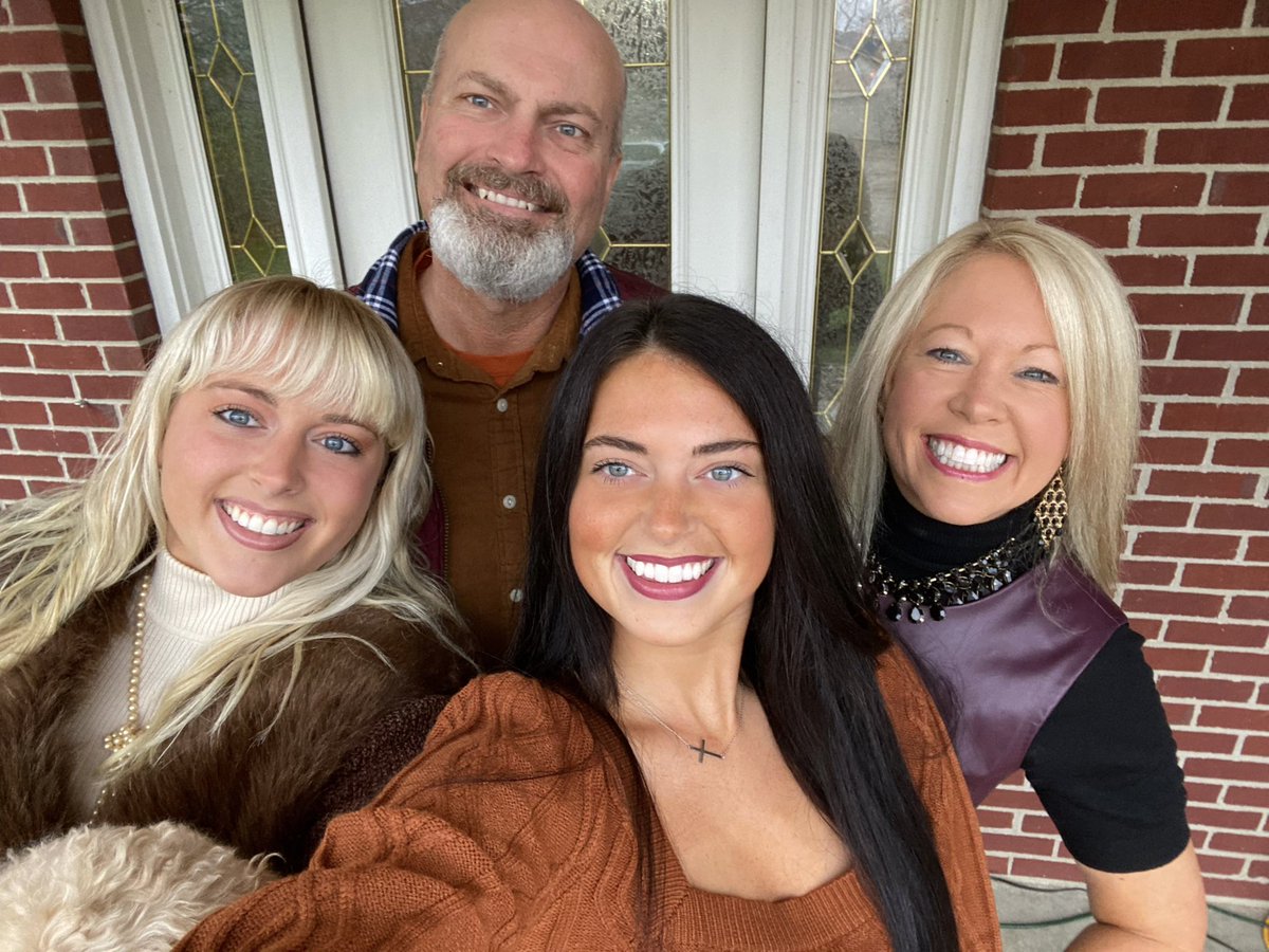 LisaLakerFCHS's tweet photo. Thankful! 🧡💛🧡💛 https://t.co/6qkL5T7xCA
