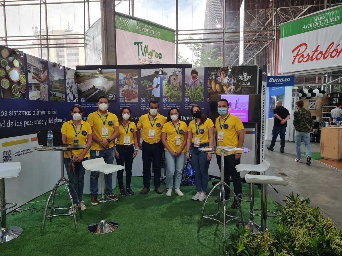 oridarraga's tweet photo. @BiovIntCIAT_esp @ExpoAgrofuturo @GobAntioquia @upbcolombia @agronegocios_co @CorferiasBogota Seguimos de Feria #ExpoAgrofuturo2021 mostrando también los servicios de laboratorio con que cuenta la @BiovIntCIAT_esp para análisis de suelos, gases efecto invernadero y virologia https://t.co/PFBZ34yP32 con @wcelemin @AlejandroRuden @luzapaluza79 https://t.co/mqZwe55tuz