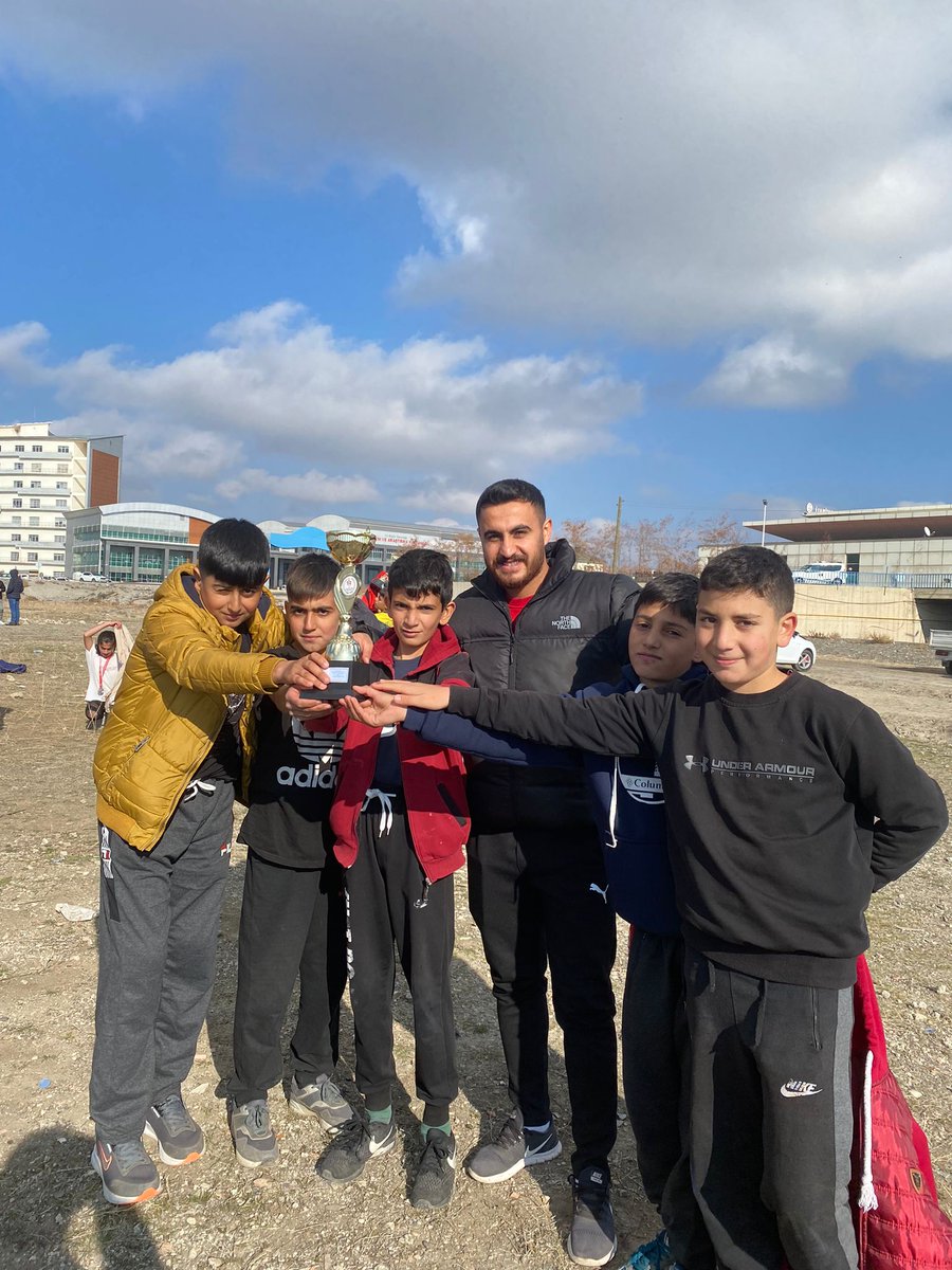 AdemTryki's tweet photo. Okul sporları kros müsabakaları takım derecelerimiz= Yıldız erkekler takım 3.sü = Yıldız kızlarda takım https://t.co/KO0RfDKOw5 ve 4.sü = Genç erkeklerde takım 3.sü emeği geçen öğretmenlerimize teşekkür ederim. @ismailcalgangsb @CemilBu29716542 @FatihALPASLAN04 https://t.co/RYuw5MGZN5