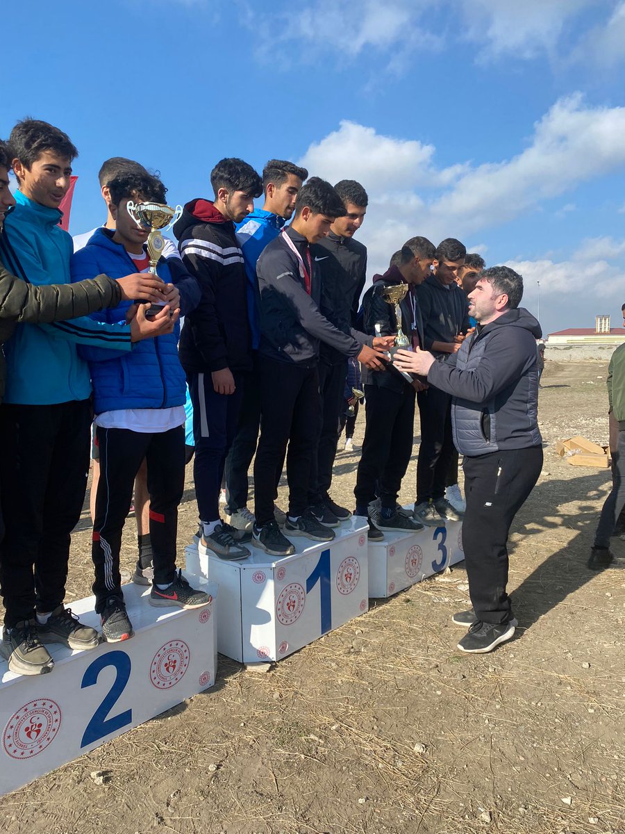AdemTryki's tweet photo. Okul sporları kros müsabakaları takım derecelerimiz= Yıldız erkekler takım 3.sü = Yıldız kızlarda takım https://t.co/KO0RfDKOw5 ve 4.sü = Genç erkeklerde takım 3.sü emeği geçen öğretmenlerimize teşekkür ederim. @ismailcalgangsb @CemilBu29716542 @FatihALPASLAN04 https://t.co/RYuw5MGZN5