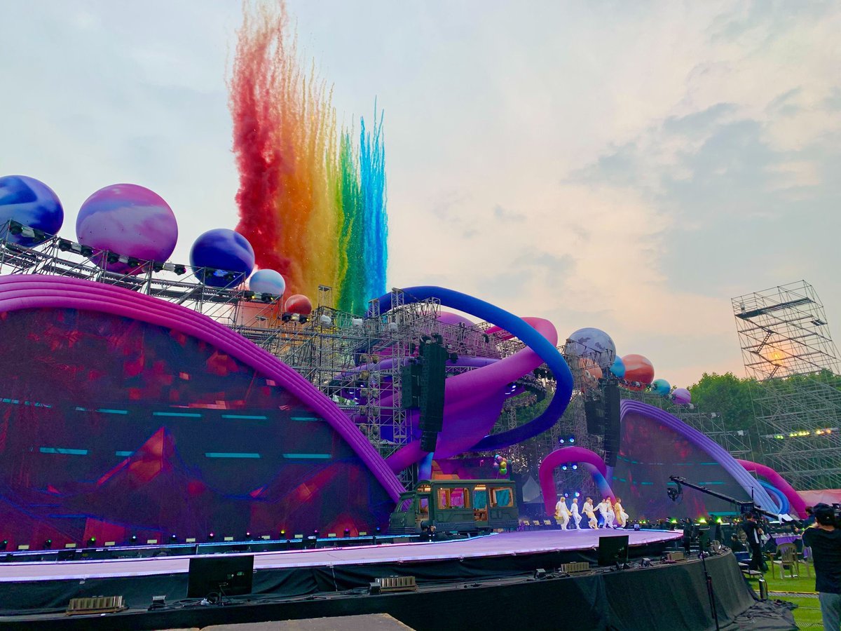 queersuga's tweet photo. bts concerts always looking like pride events pls https://t.co/P3zFnnromQ