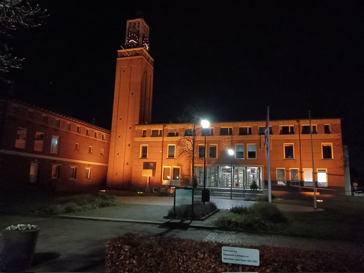 Vandaag kleurde het gemeentehuis in Rijen  oranje. Stop geweld tegen vrouwen!  #OrangeTheWorld