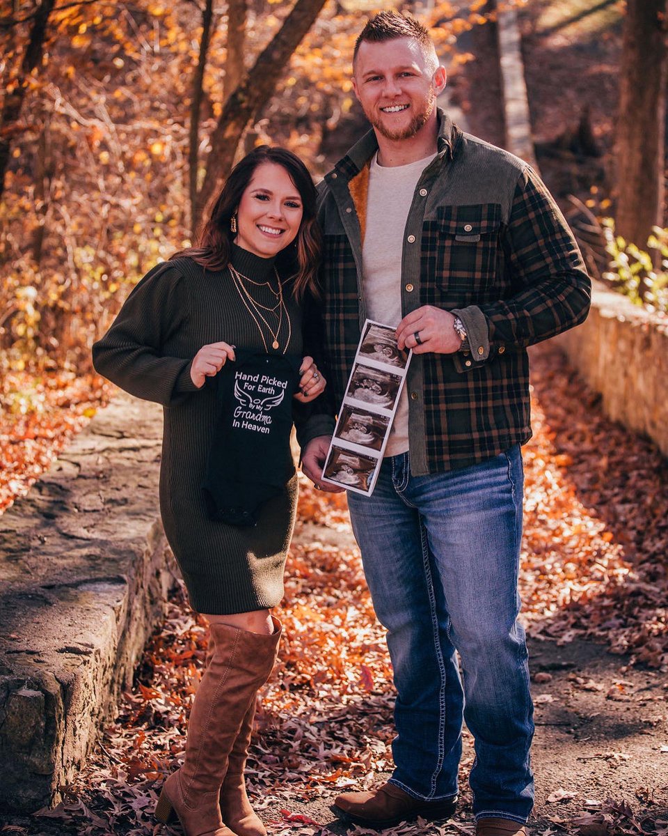 e_evans35's tweet photo. We’re having a baby! ❤️ june can’t come soon enough! https://t.co/2FLdnKBjSx