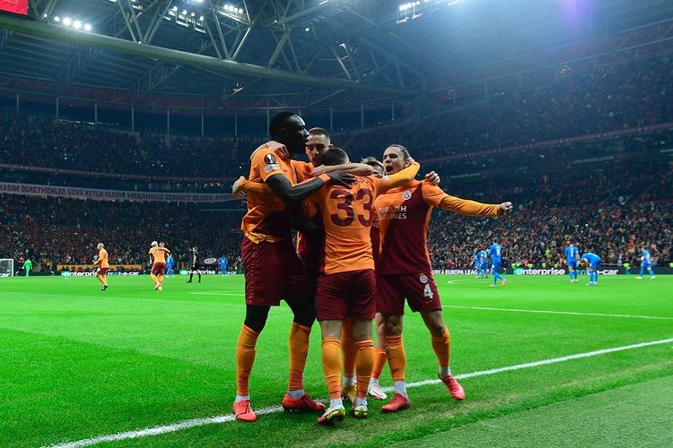 Yellowredajans's tweet photo. Soran Olursa Avrupa Fatihi Galatasaray, Fransız Devi Marsilya'yı 4'lük Yapıp Evine Gönderdi Dersiniz. 😎 https://t.co/pi14irHnJK