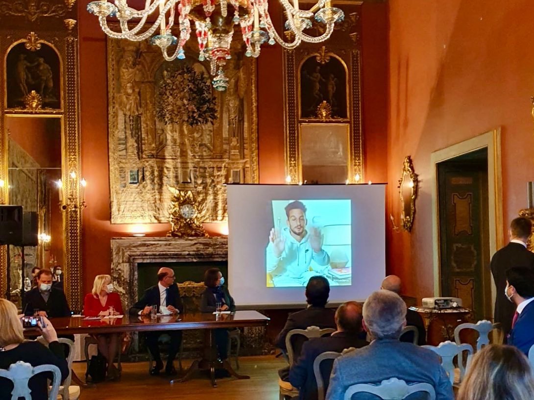 PEDeBauw's tweet photo. #BehindtheScenes 

⚽️ Special online guest @dries_mertens14 @sscnapoli attended our press conference at #Belgium’s residence in #Rome 🙏🏻

🇮🇹🇧🇪 #Together preparing for the State Visit of our King and Queen to #Italy on 1-3 December 👑!

#BELITA2021
@BelgiumMFA @mfaMonarchieBe https://t.co/QiEf58DfK9