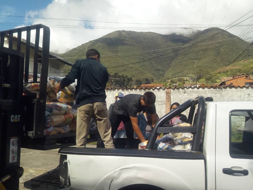 MercalOficial's tweet photo. #Mérida || Se realizó el despacho desde el  Centro de Acopio Cardenal Quintero al Cnae, para atender a 4.555 niños de nuestras escuelas.
@MercalMerida_
#ComunicacionPopularActiva https://t.co/z7JAEFbRwl