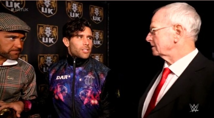 wweamerica_'s tweet photo. 🚨🚨🚨¡Última hora!🚨🚨🚨
Johnny Saint regresa a NXT UK y autoriza a Sid Scala a anunciar que Noam Dar defenderá su Heritage Cup🏆 en el evento estelar ante Sam Gradwell.
#JohnnySaint #NoamDar #HeritageCup #SamGradwell #NXTUK #wwe #wrestling https://t.co/rDcwGSNilt