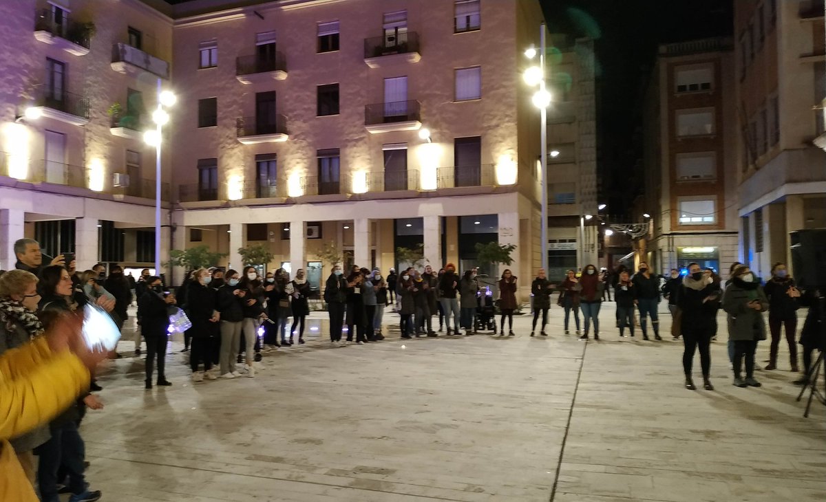 VagaFeministaTE's tweet photo. 🔥Marxa de torxes #25N a #Tortosa feministes de l'Ebre en lluita, avui i cada dia #focalpatriarcat 🔥
#niunamés 
#FeminismePerCanviarHoTot 
#feminismes https://t.co/ccTSIHG4xx